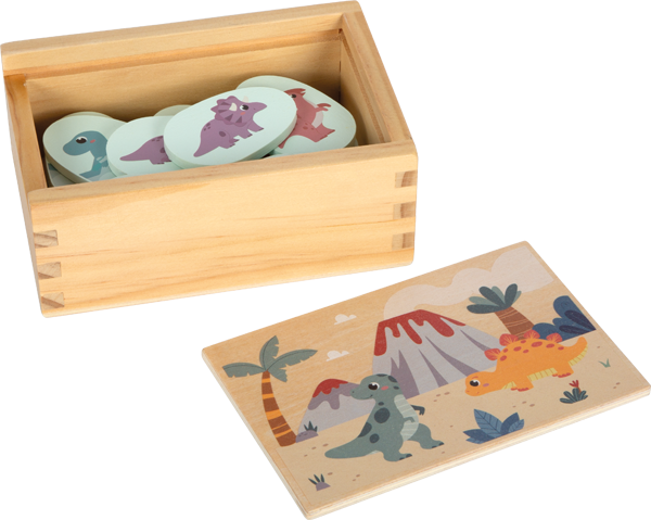 Caixa de madeira do jogo de memória Small Foot com a tampa aberta, mostrando a ilustração da base e algumas peças.