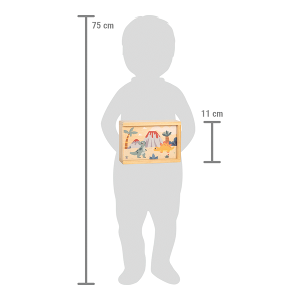 Imagem que mostra o tamanho da caixa do jogo de memória Small Foot em comparação com uma criança.