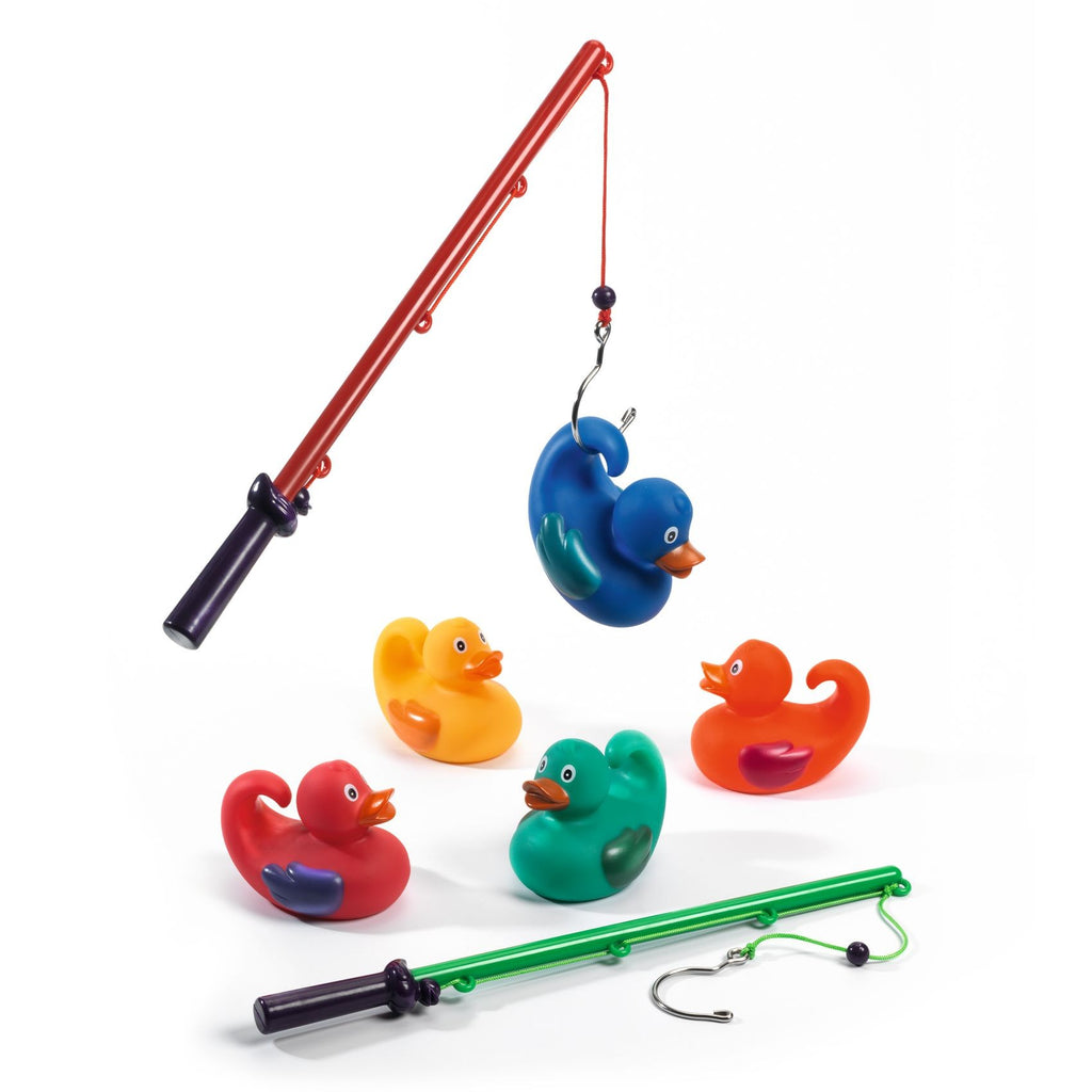 Jogo de pesca com duas varas (vermelha e verde) e cinco patos de borracha coloridos (azul, amarelo, laranja, vermelho, verde) sobre fundo branco.