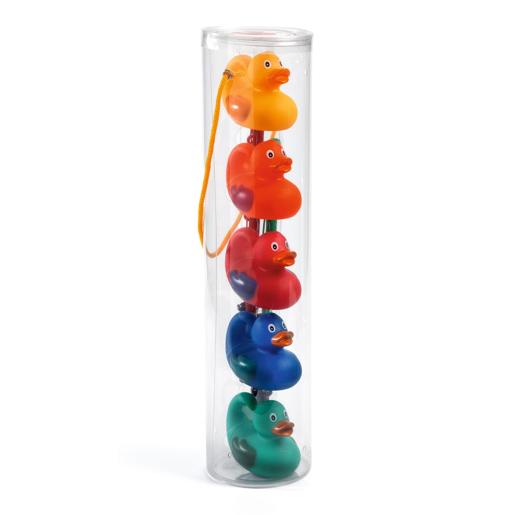 Os cinco patos de borracha coloridos empilhados verticalmente dentro de um tubo de plástico transparente, que serve como embalagem de arrumação com alça amarela.