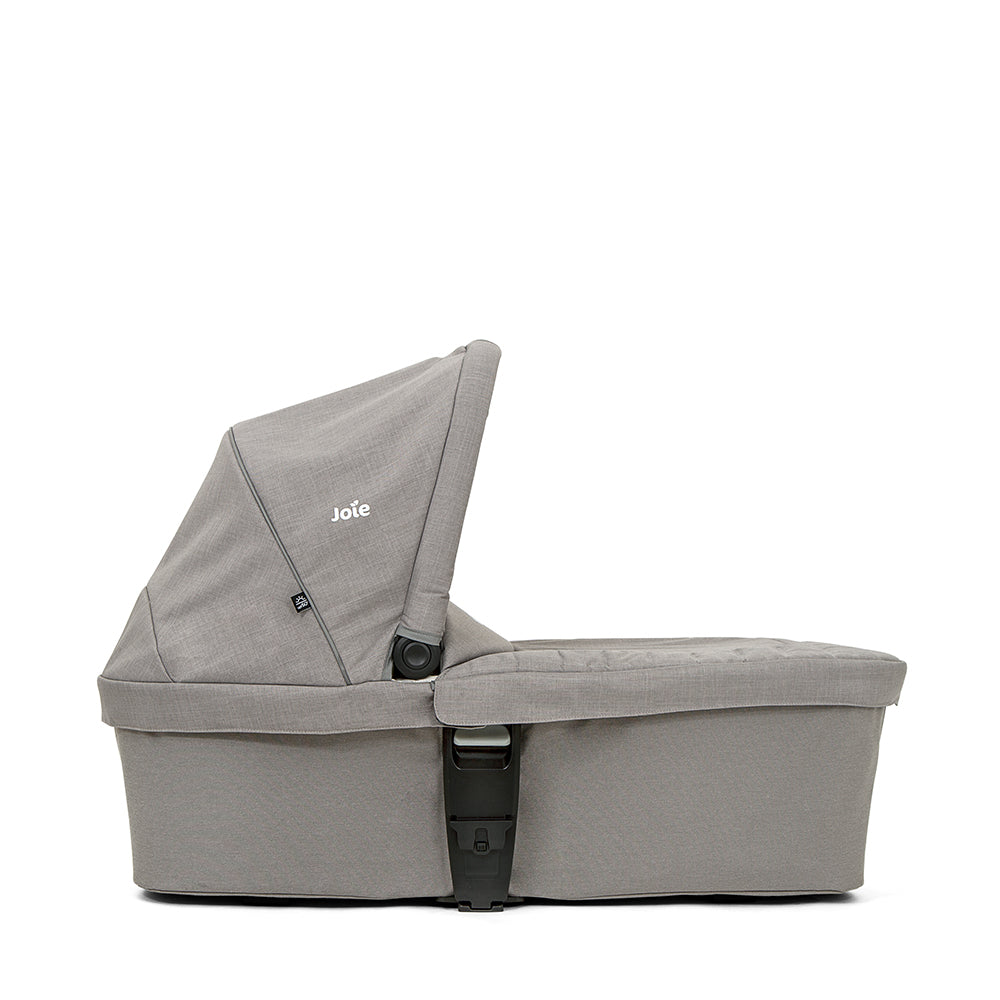 Detalhe da asa de transporte ajustável da alcofa Joie Chrome, mostrando o ponto de pega ergonómico.