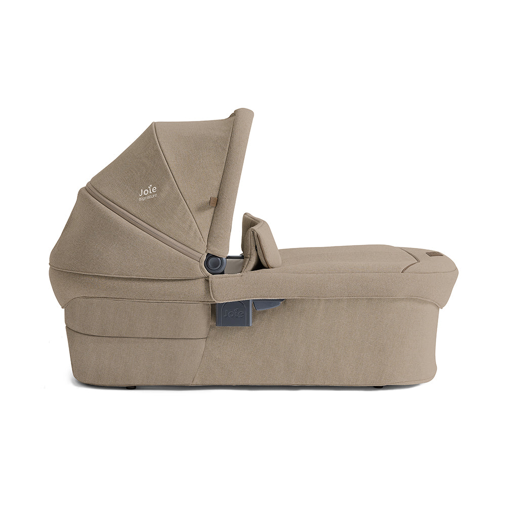 Alcofa Joie Ramble XL bege, vista lateral isolada.