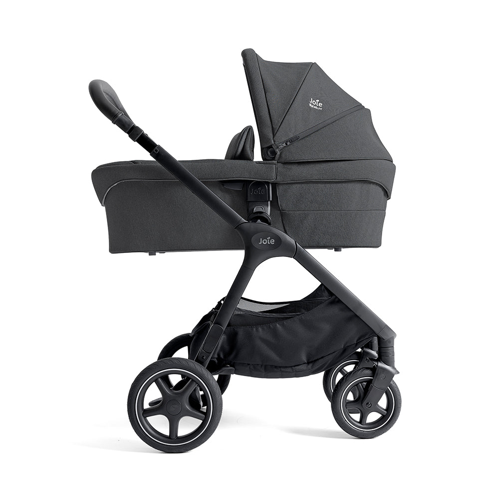 Alcofa Joie Ramble XL cinzenta, vista em perspetiva frontal.