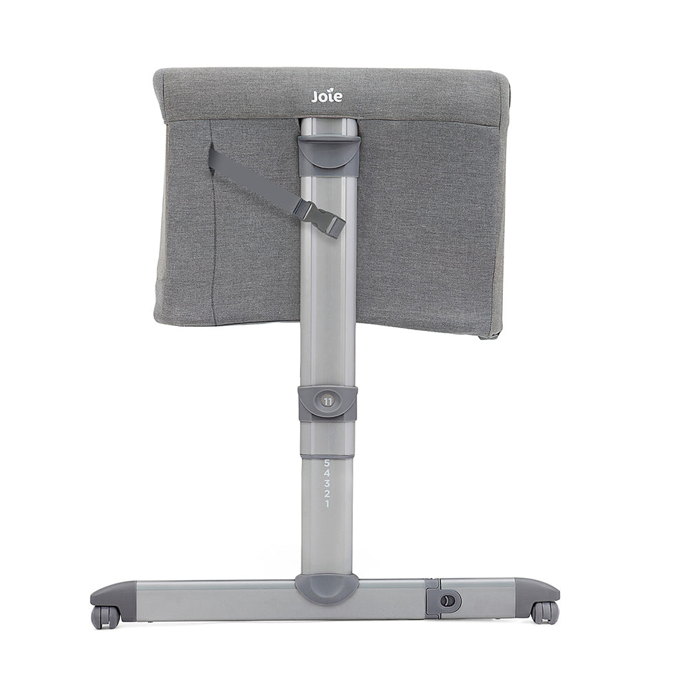 Detalhe traseiro do berço Joie Roomie, mostrando o ajuste de altura de 11 posições no poste central e o logótipo Joie.