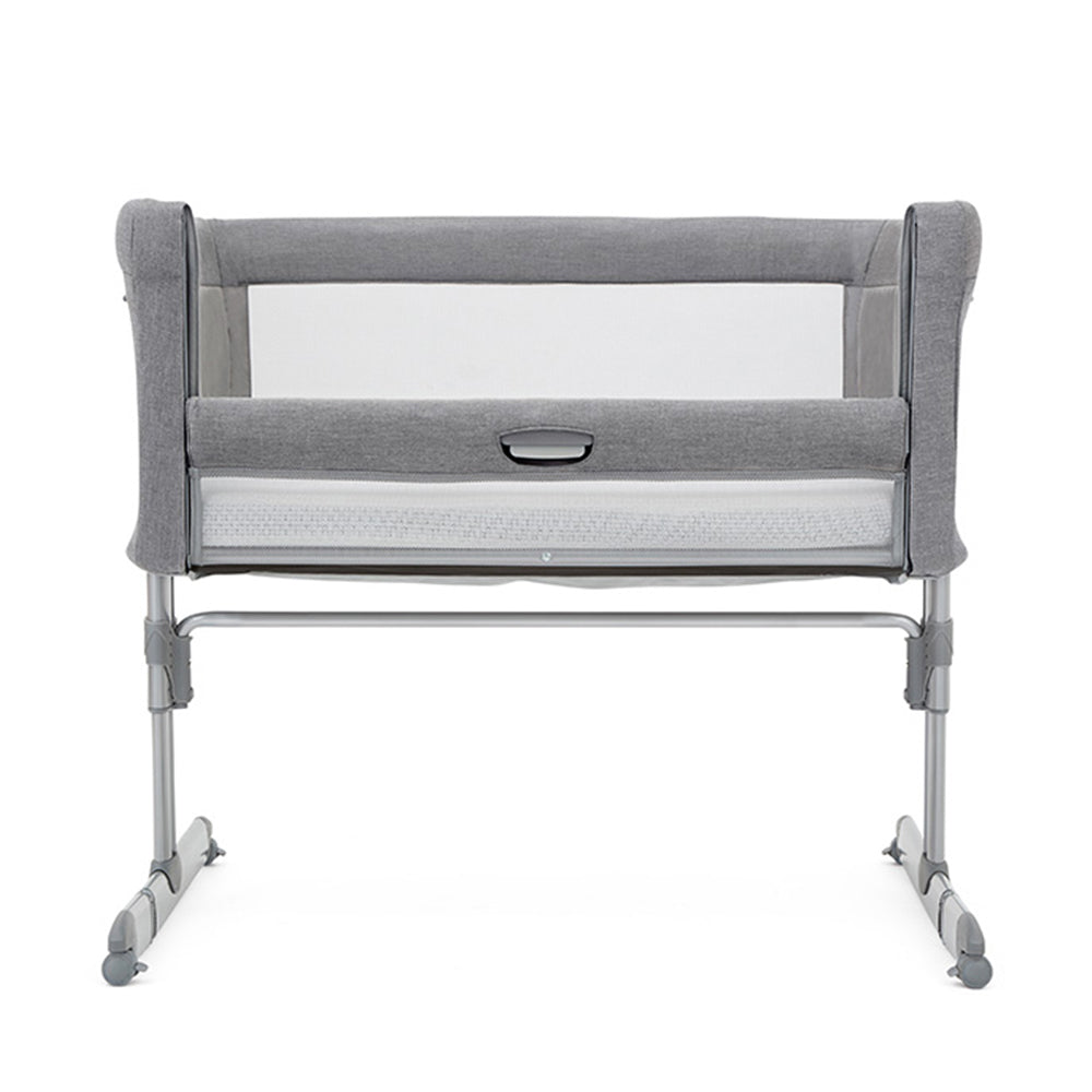 Berço de co-sleeping Joie Roomie cinzento, visto de frente, com painel lateral em rede para ventilação e colchão firme.