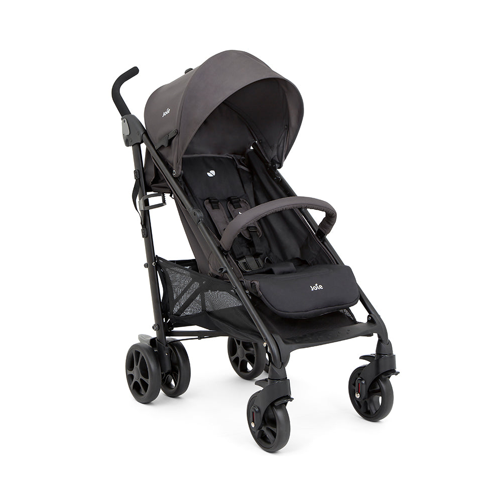 Joie Brisk LX aberto, cor cinzento escuro, mostrando o assento reclinado e capota XXL. Carrinho de passeio tipo bengala leve.