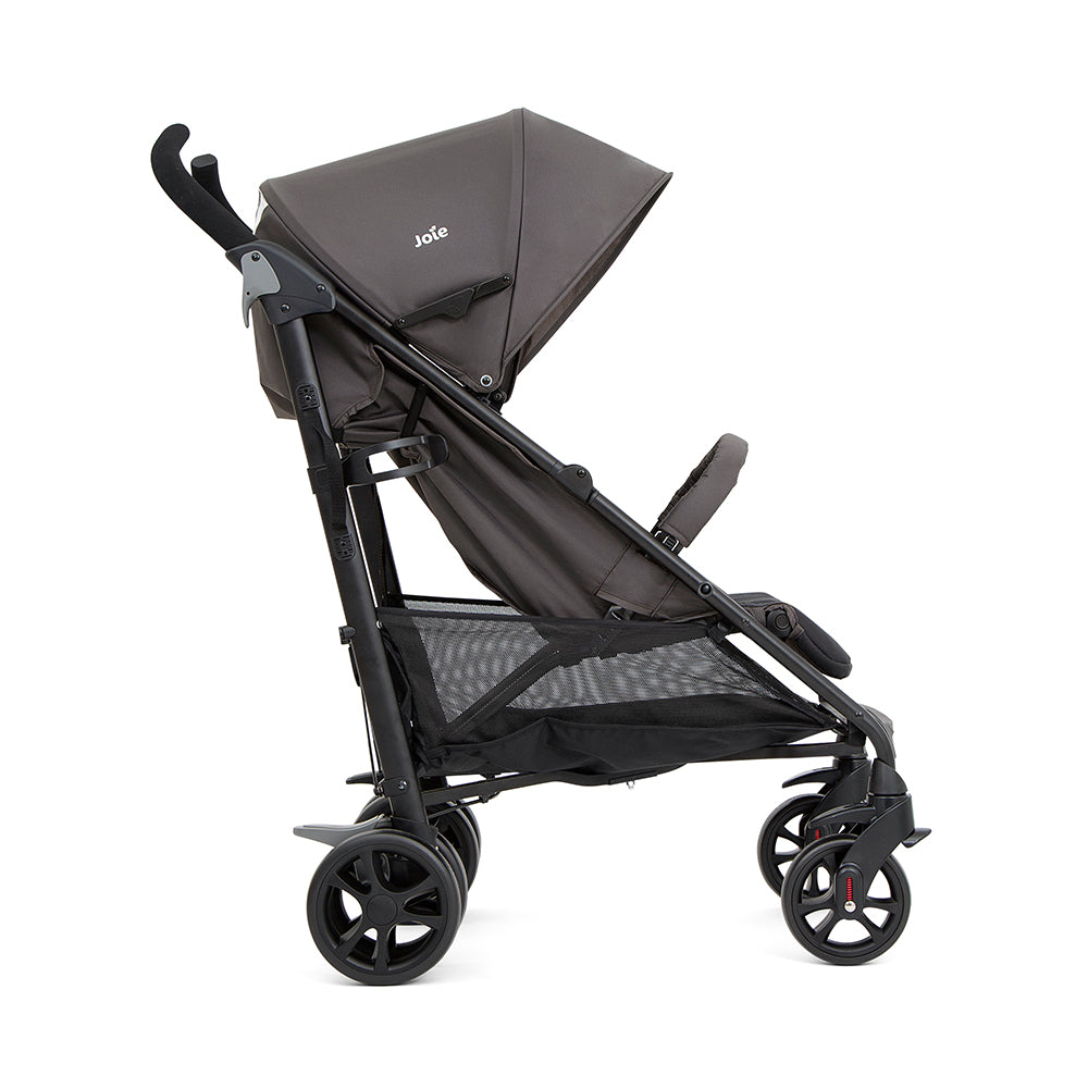 Close-up do cinto de segurança de 5 pontos do carrinho Joie Brisk LX, com protetores suaves nos ombros.