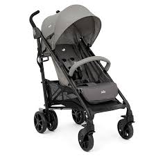 Criança sentada no carrinho Joie Brisk LX, com cinto de segurança de 5 pontos ajustado e barra amovível com forra.