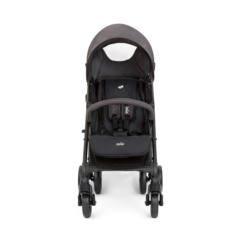 Imagem do carrinho Joie Brisk LX fechado, pronto para transporte, com a asa de transporte visível.