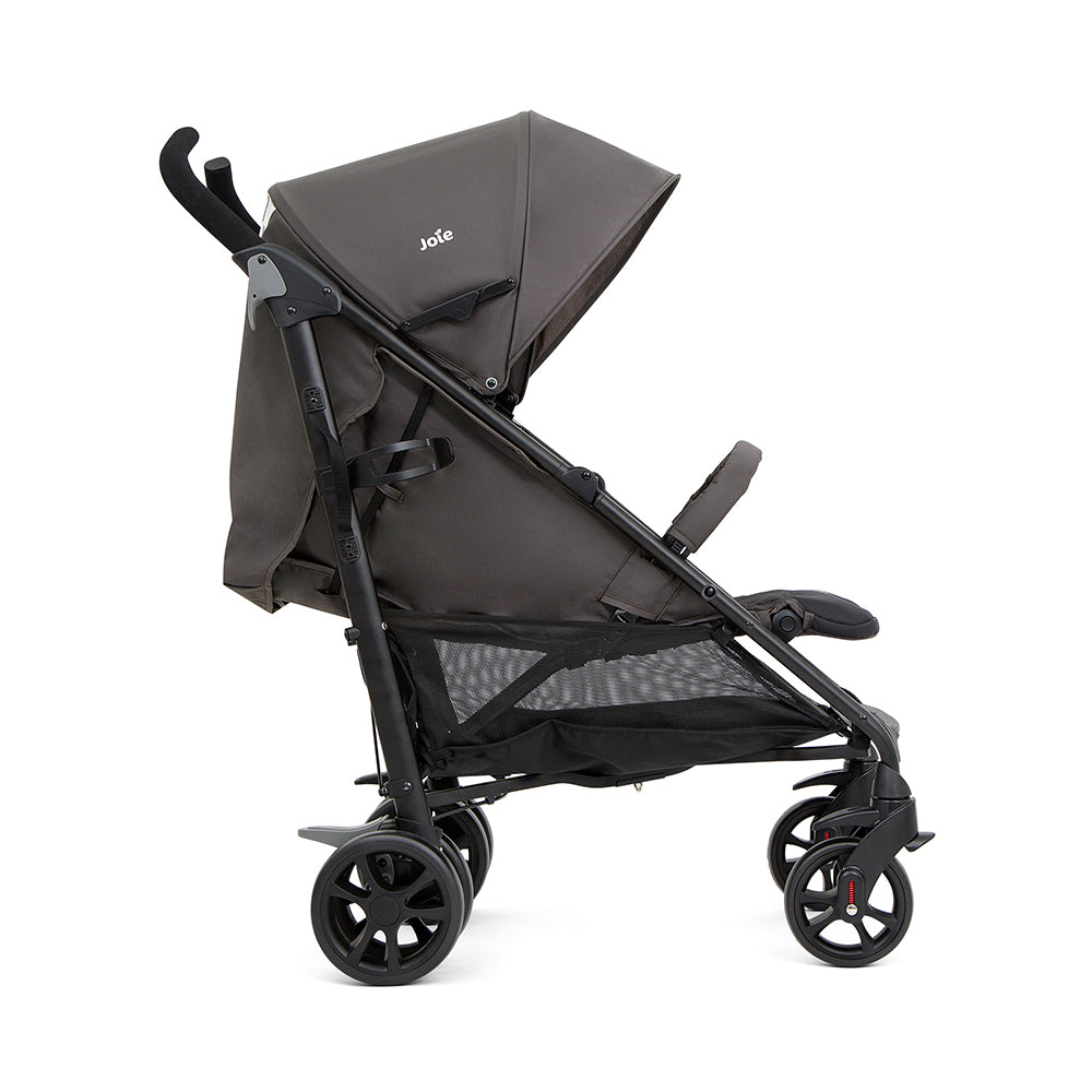 Carrinho Joie Brisk LX em ângulo lateral, evidenciando a suspensão integral e as rodas dianteiras bloqueáveis para manobrabilidade.