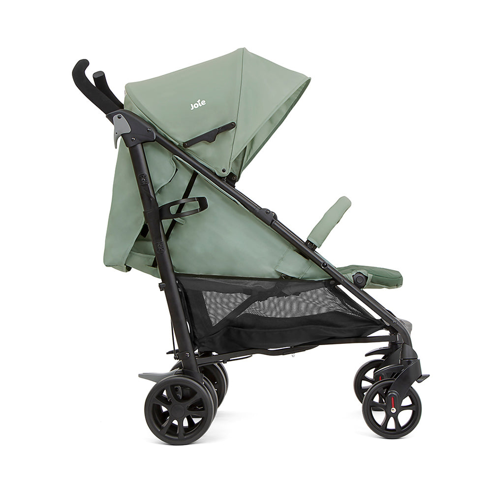 Carrinho Joie Brisk LX reclinado na posição totalmente deitada (para recém-nascidos), com o bebé a descansar confortavelmente.