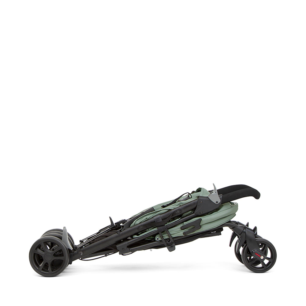 Detalhe do sistema de fecho compacto tipo guarda-chuva do carrinho Joie Brisk LX, mostrando a facilidade de dobragem.