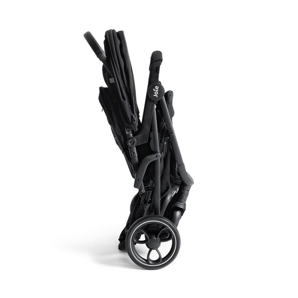 Carrinho duplo Joie Estrella Signature preto, dobrado de lado, mostrando o fecho compacto e a facilidade de arrumação.