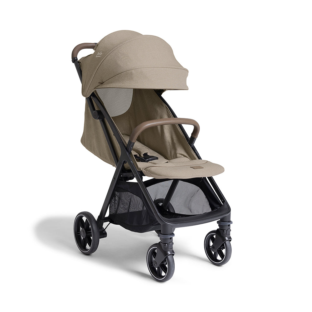 Carrinho de passeio Joie Parcel LX Signature na cor castanha/bege, compacto, com capota grande e arnês de 5 pontos, isolado em fundo branco.