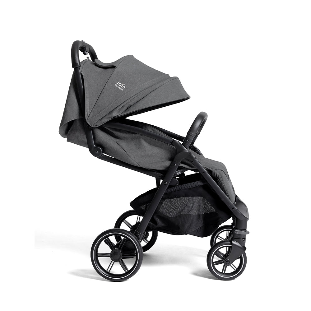 Carrinho Joie Parcel LX Signature cinzento inclinado para trás, mostrando a leveza da estrutura e a suspensão suave das rodas.