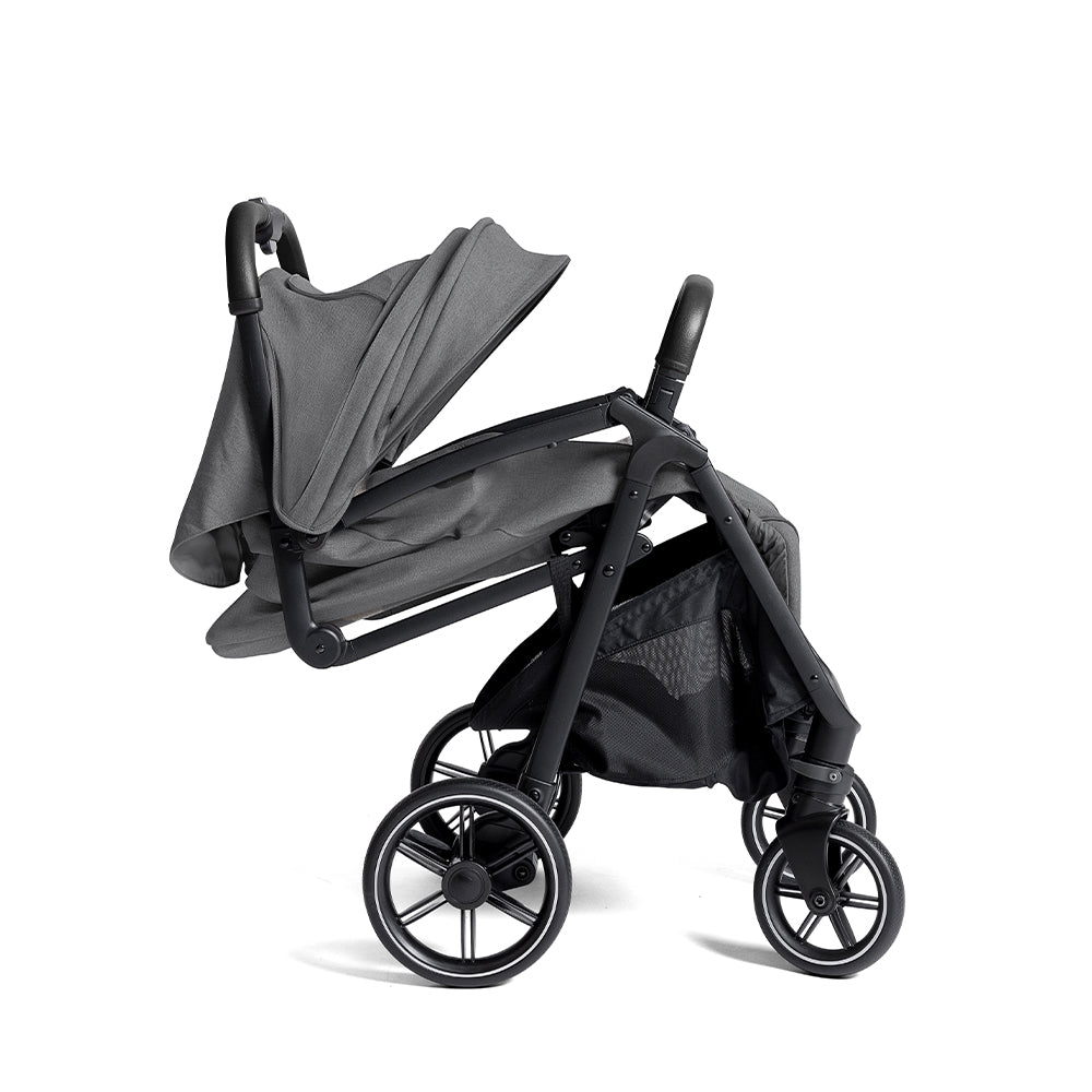 Carrinho de passeio Joie Parcel LX Signature cinzento, visto de lado, parcialmente reclinado, destacando o design compacto e as rodas.