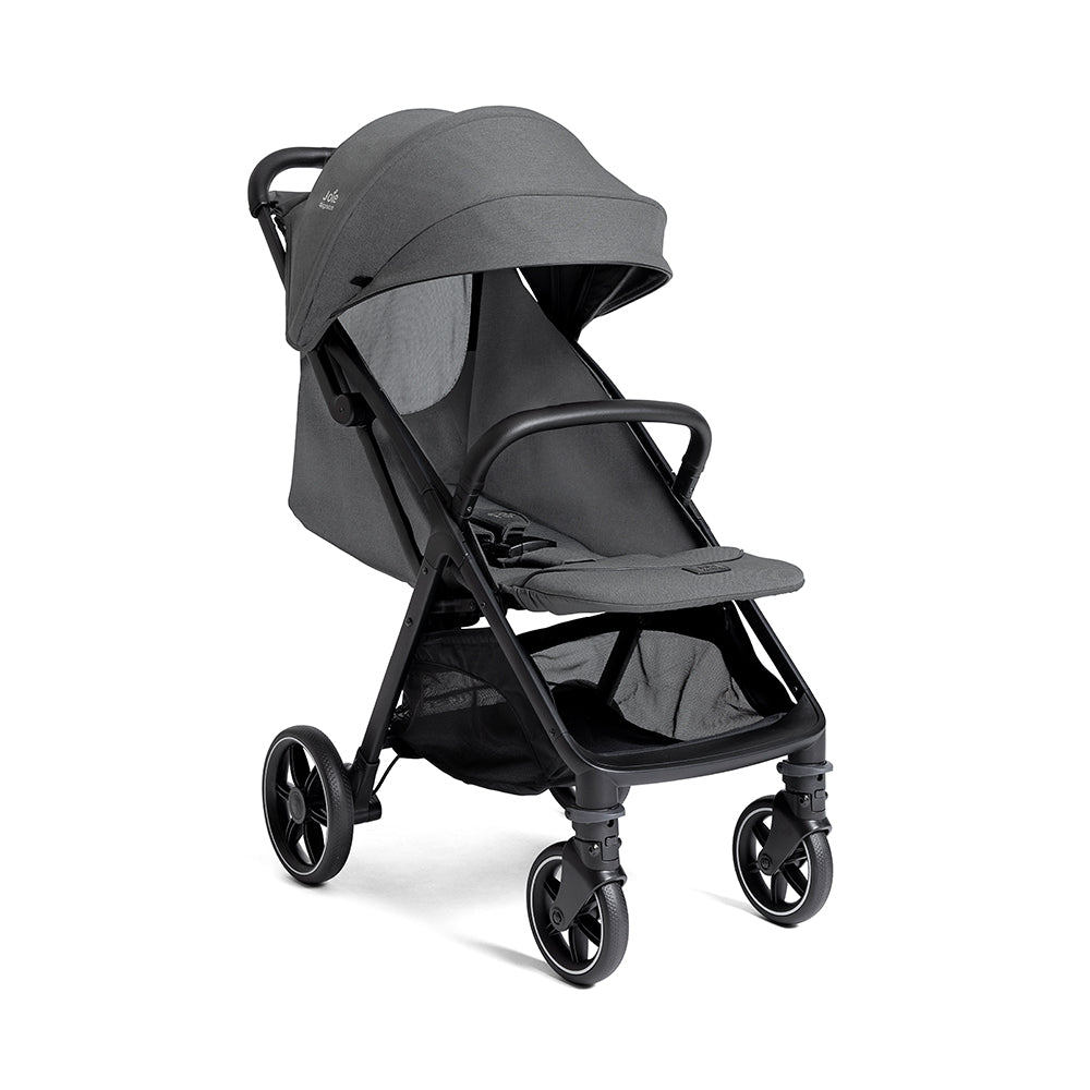 Vista frontal do carrinho de passeio Joie Parcel LX Signature cinzento, com capota estendida, mostrando o assento ergonómico e o arnês de 5 pontos.