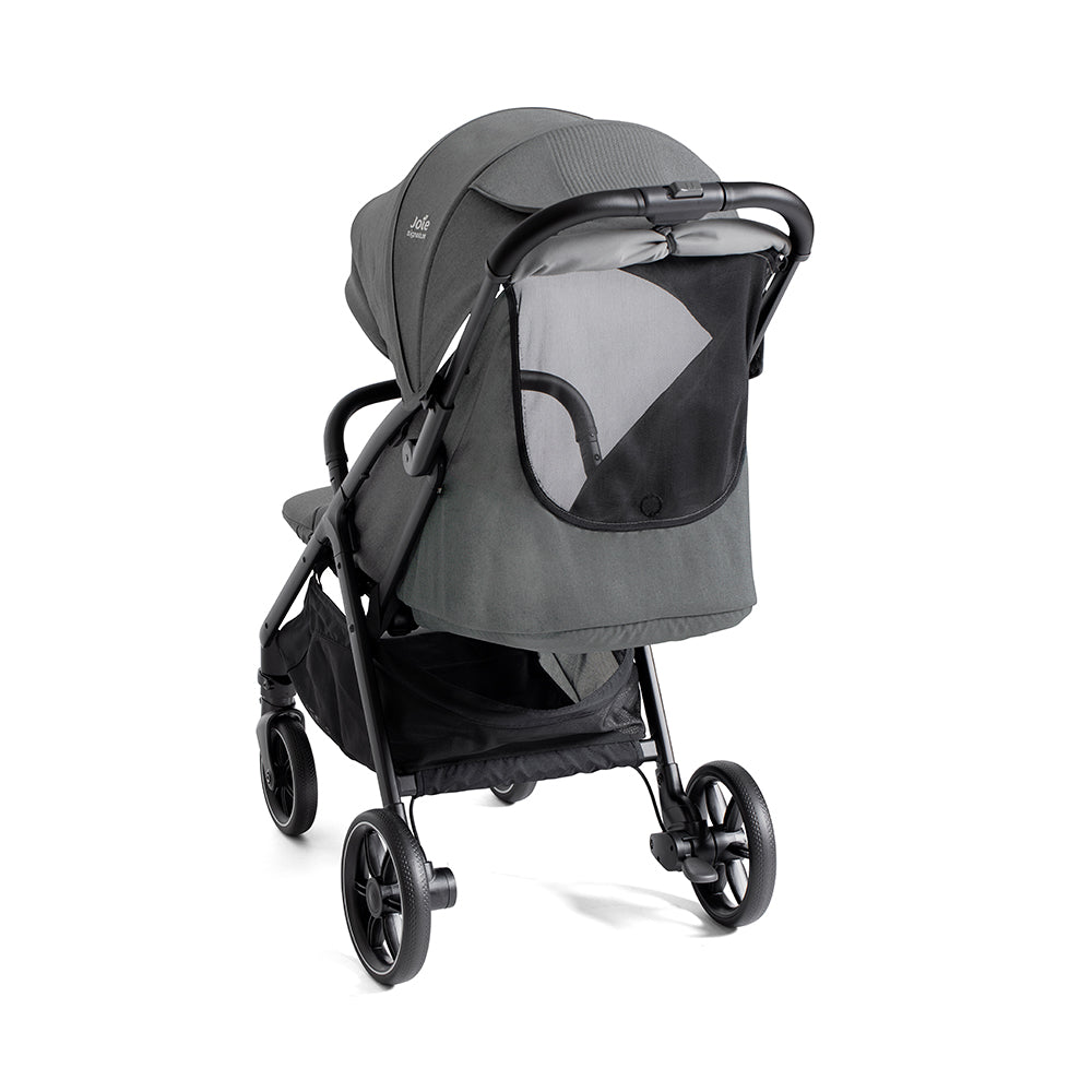 Vista traseira do carrinho Joie Parcel LX Signature cinzento, evidenciando o painel de ventilação na capota e o cesto de arrumação inferior.