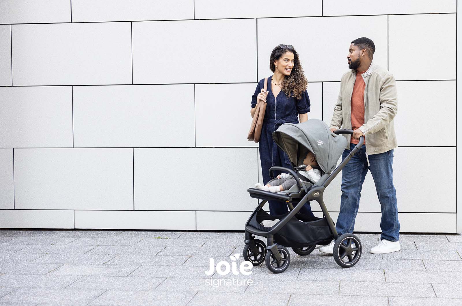 Carrinho Joie Finiti com assento virado para a frente, mostrando a capota grande com proteção UPF 50+ e visor.