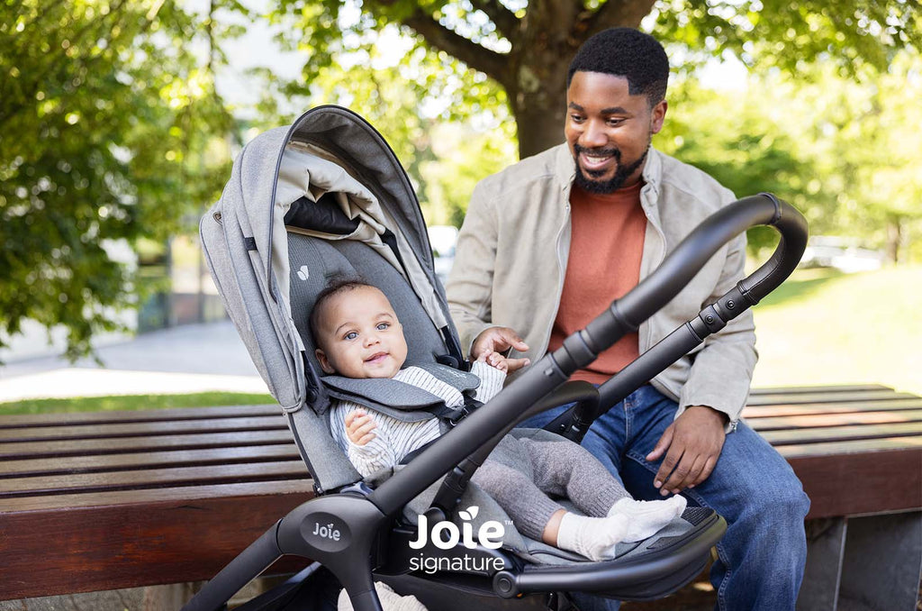 Detalhe do fecho rápido e compacto do carrinho Joie Finiti, que permite que se mantenha de pé após dobrado.