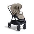 Carrinho de passeio Joie Finiti Signature na cor cinzento escuro, com assento virado para o progenitor, pronto a usar.