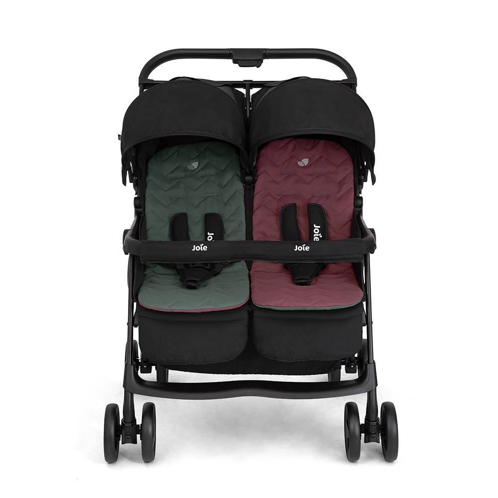 Assentos do carrinho Joie Aire Twin em posição de reclinação total, adequados para uso desde o nascimento.