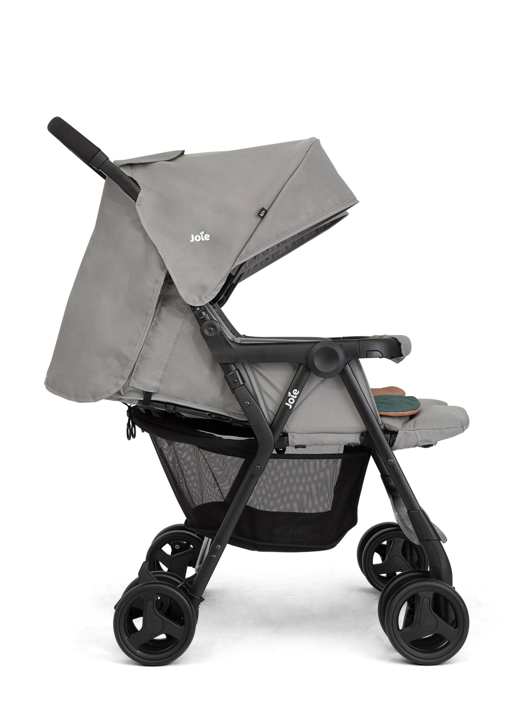 O carrinho Joie Aire™ twin com as duas capotas ajustáveis estendidas, oferecendo proteção solar total aos gémeos.