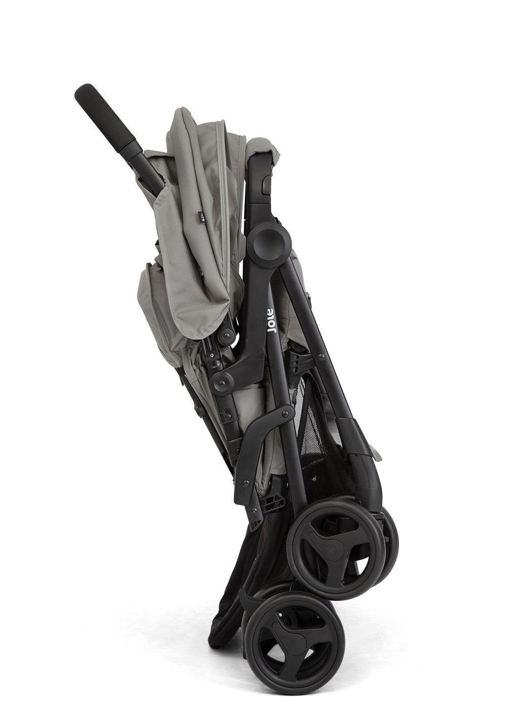 Close-up do cinto de segurança de 5 pontos do carrinho Joie, com protetores acolchoados para maior conforto dos bebés.