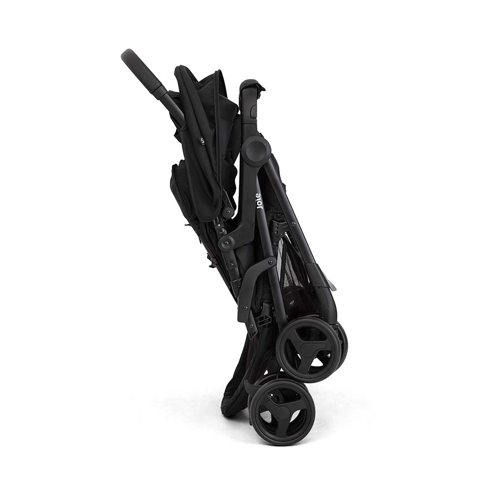 Carrinho de gémeos Joie Aire Twin fechado e em pé, demonstrando o sistema de fecho compacto com uma mão.