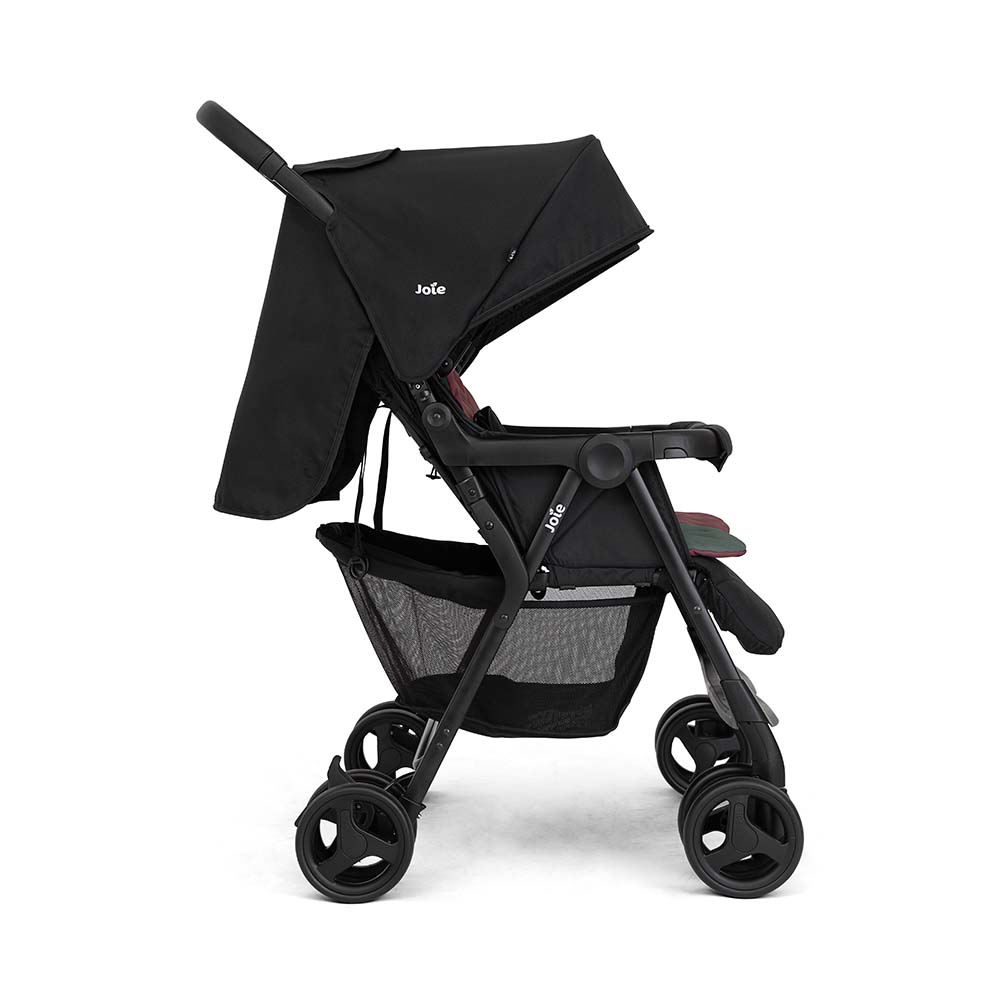 Detalhe das rodas dianteiras com suspensão integral e bloqueio de viragem do carrinho Joie Aire Twin.