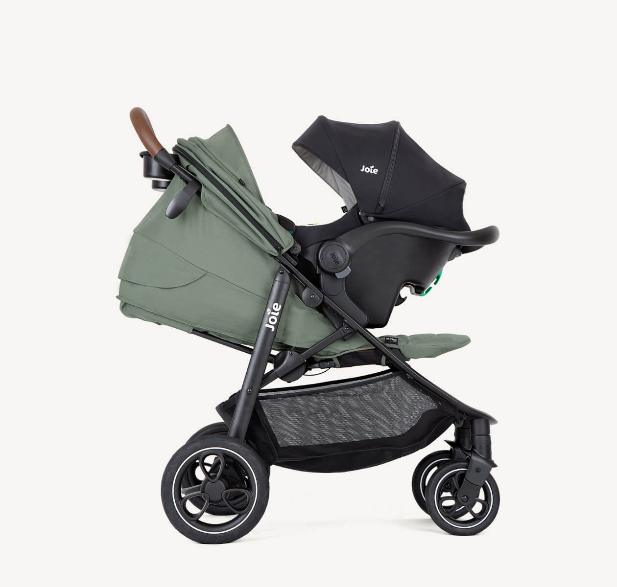 Imagem do carrinho Joie Litetrax PRO em ação, mostrando as rodas com suspensão PunctureProof™ em terreno ligeiramente irregular.