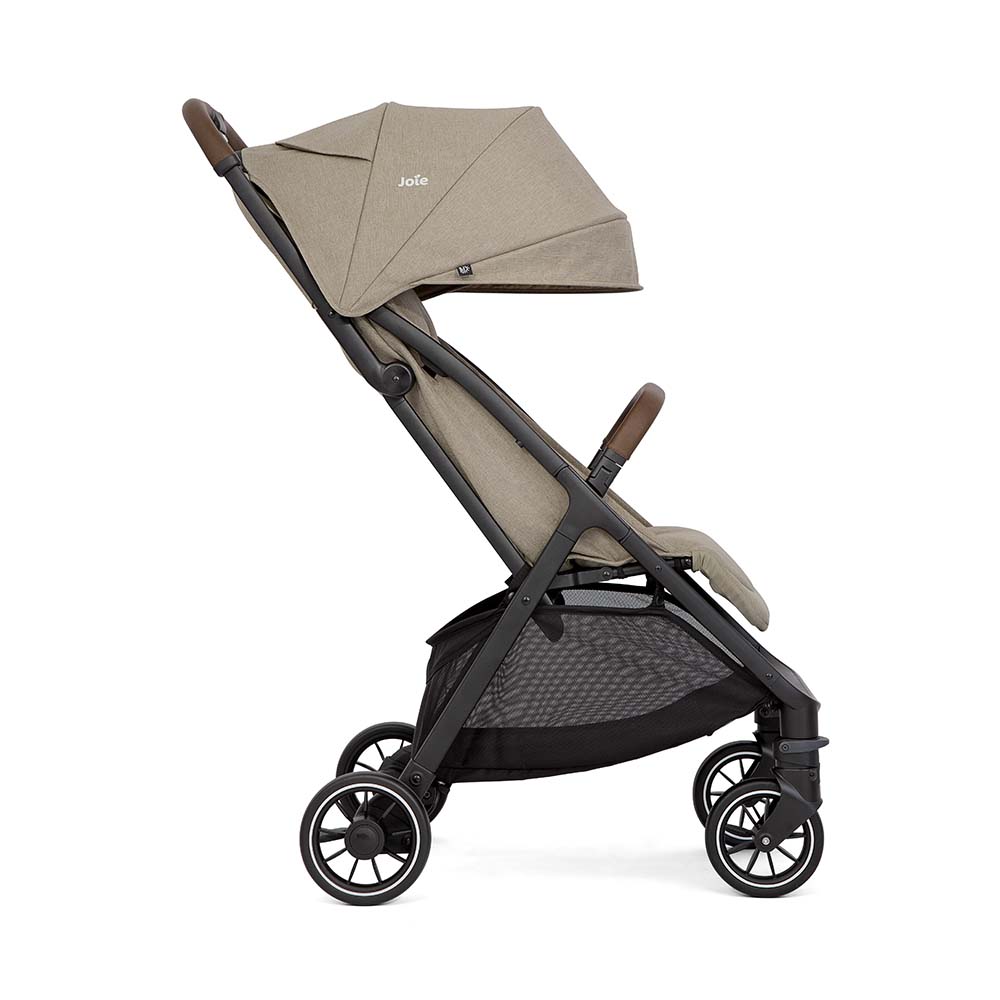 O carrinho Joie Pact PRO com a cadeira auto Joie Gemm instalada, ilustrando a funcionalidade 3 em 1 do sistema de viagem.