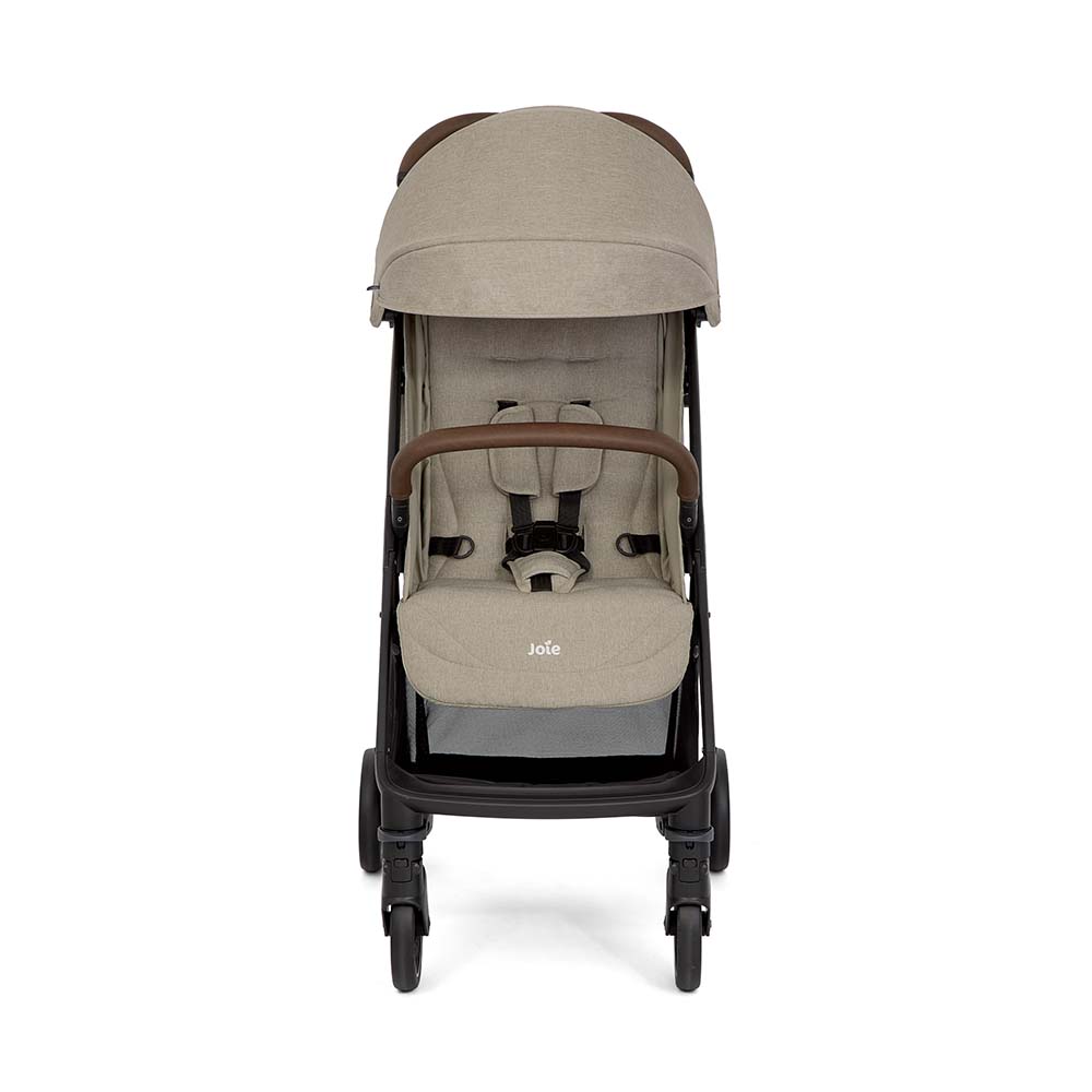 Vista lateral do carrinho Joie Pact PRO, destacando a suspensão integral e as rodas dianteiras com sistema Sweet Stride™.