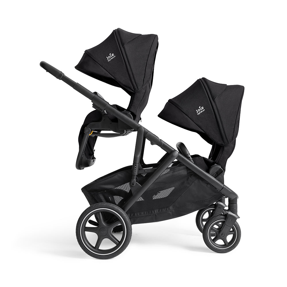 Carrinho de passeio tandem Joie Versiti Signature preto em configuração dupla com dois assentos virados para a frente, isolado em fundo branco.