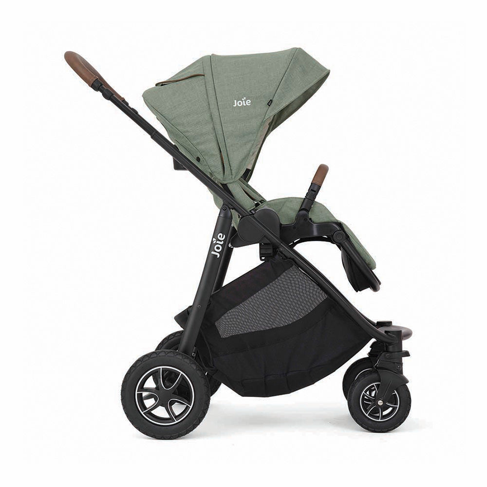 Detalhe do arnês de segurança de 5 pontos 'Soft Touch' do carrinho Joie Versatrax™ em cor neutra.