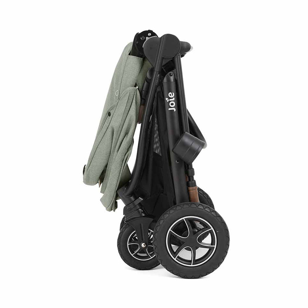 Carrinho de passeio Joie Versatrax™ cinzento, com assento virado para a frente, mostrando o guiador ajustável e a capota grande.