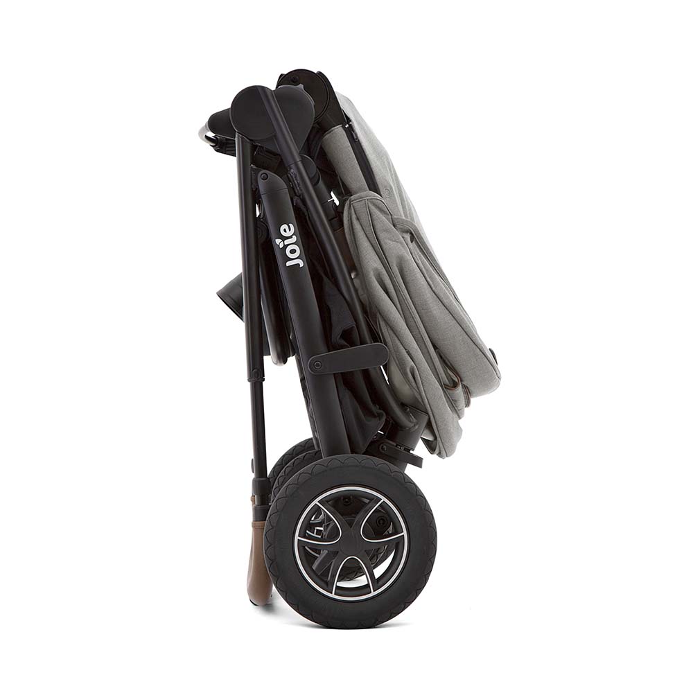 Close-up do carrinho Joie Versatrax™ com o assento reversível virado para trás, permitindo contacto visual com o bebé.