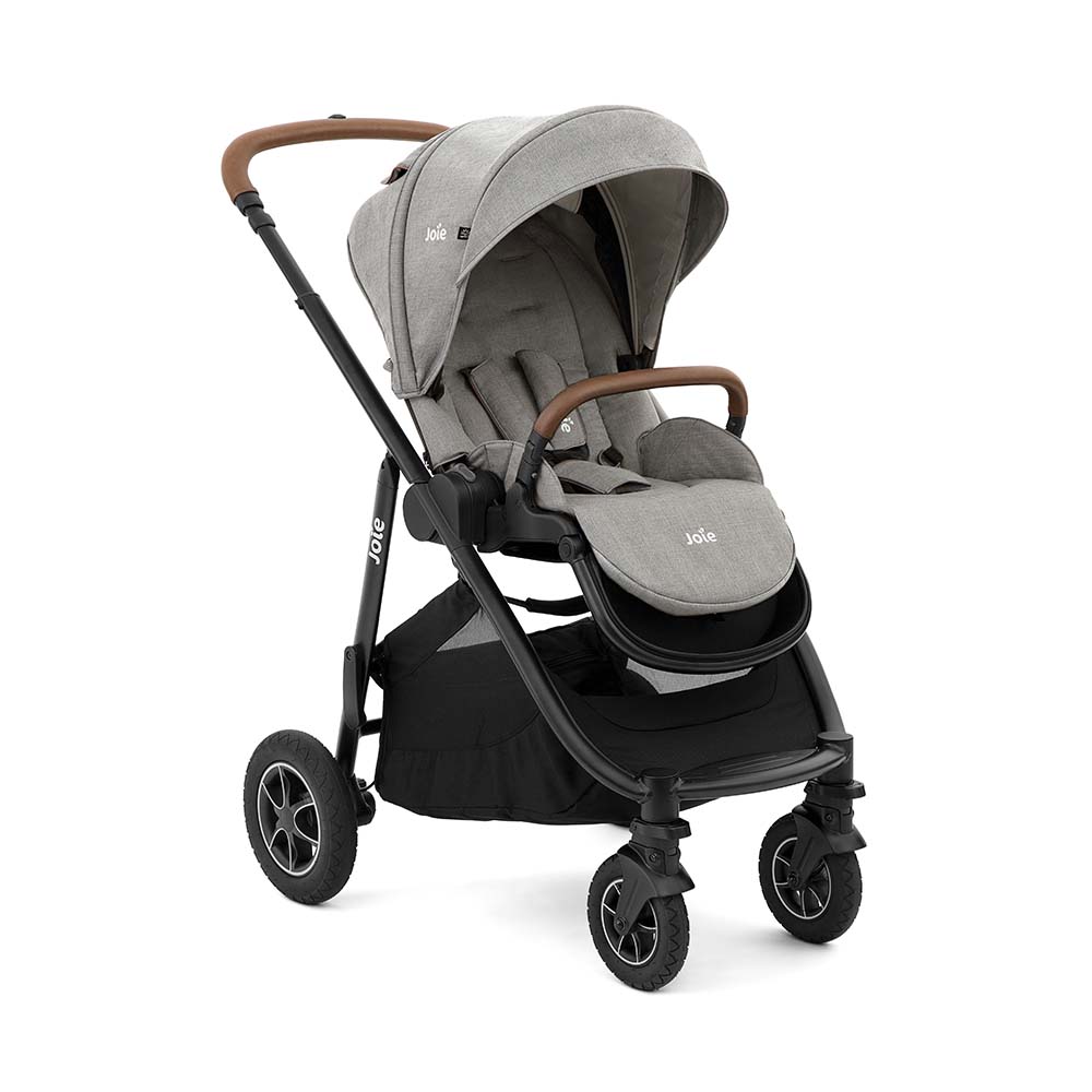 Carrinho de passeio Joie Versatrax™ cinzento, com assento virado para a frente, mostrando o guiador ajustável e a capota grande.
