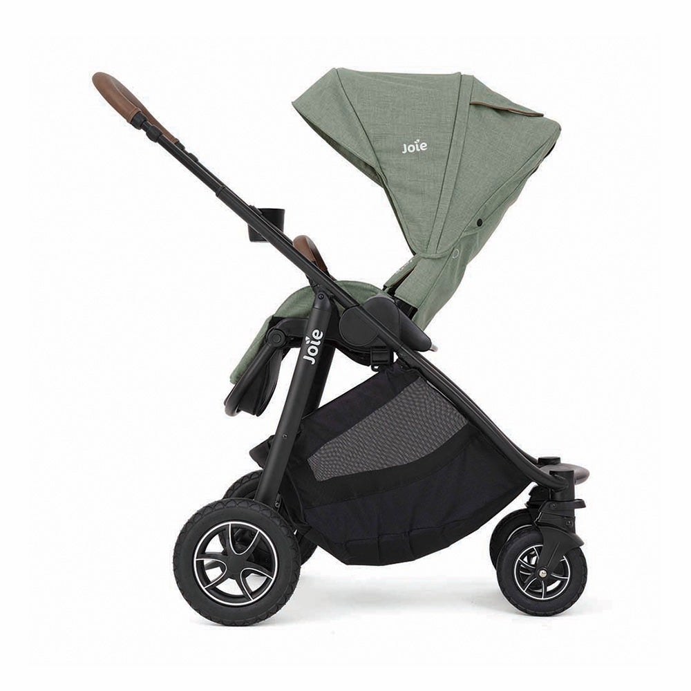 Carrinho Joie Versatrax™ exibindo a capota com fator UPF50+ aberta e janela de ventilação/observação.