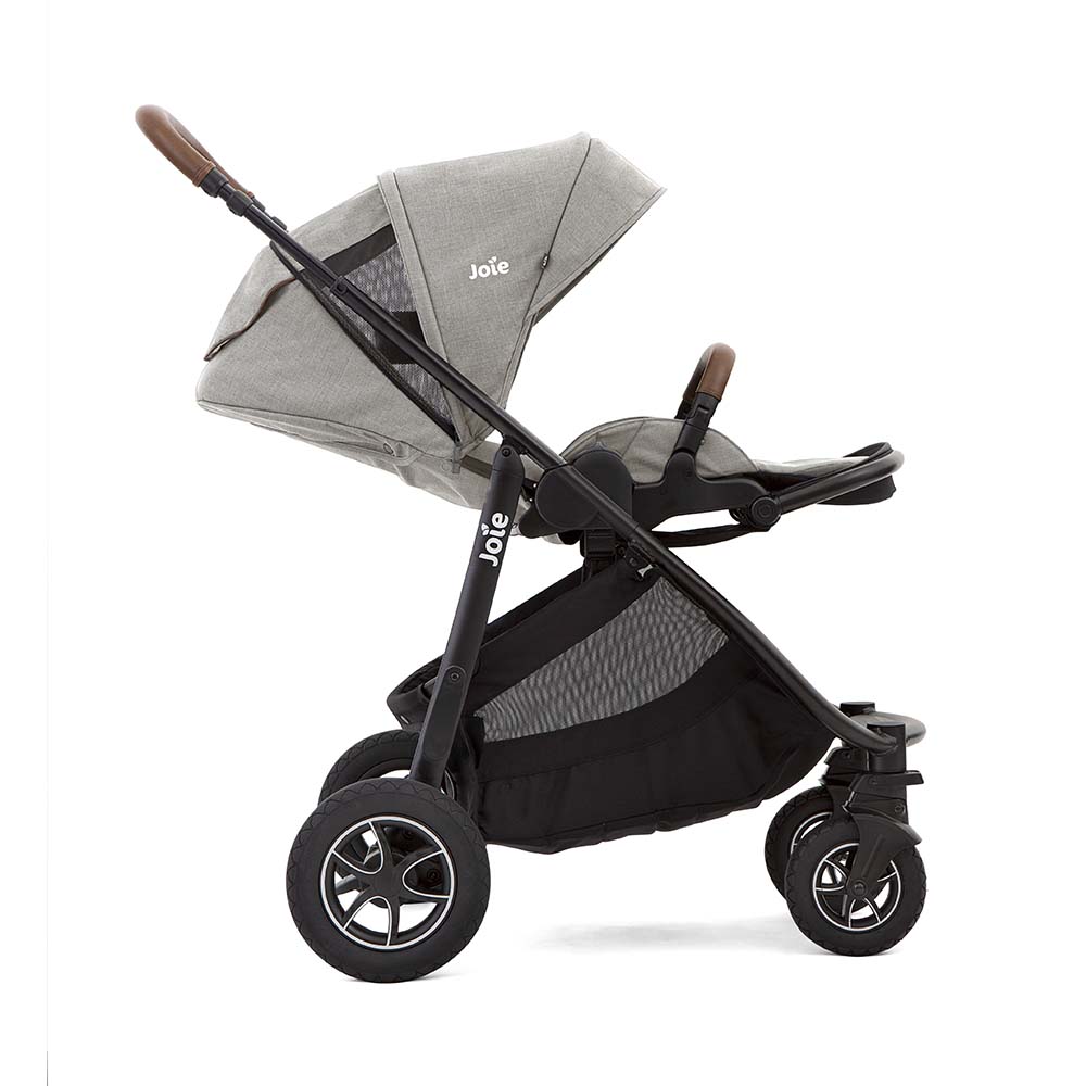 Detalhe da cesta porta-objetos grande do carrinho Joie Versatrax™, acessível pela frente.