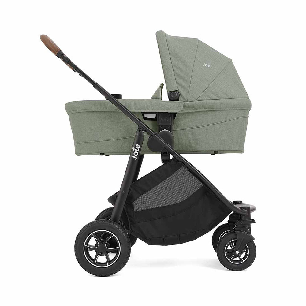 Carrinho Joie Versatrax™ com adaptadores instalados, pronto para acoplar um porta-bebés Joie ou Maxi Cosi.