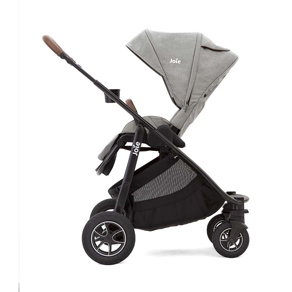 Imagem do carrinho Joie Versatrax™ com a capa de chuva totalmente estendida sobre o assento.