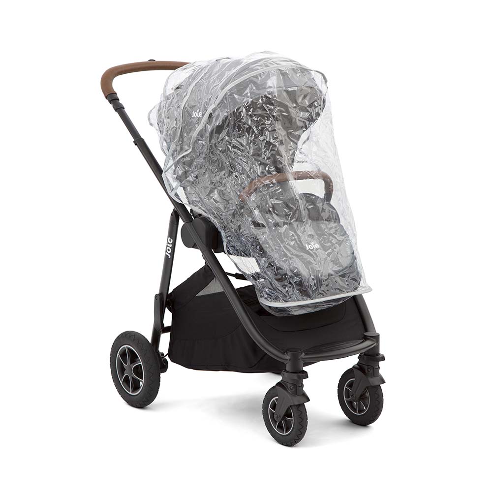 Carrinho Joie Versatrax™ dobrado, compacto e autoportante, com alça de transporte visível.