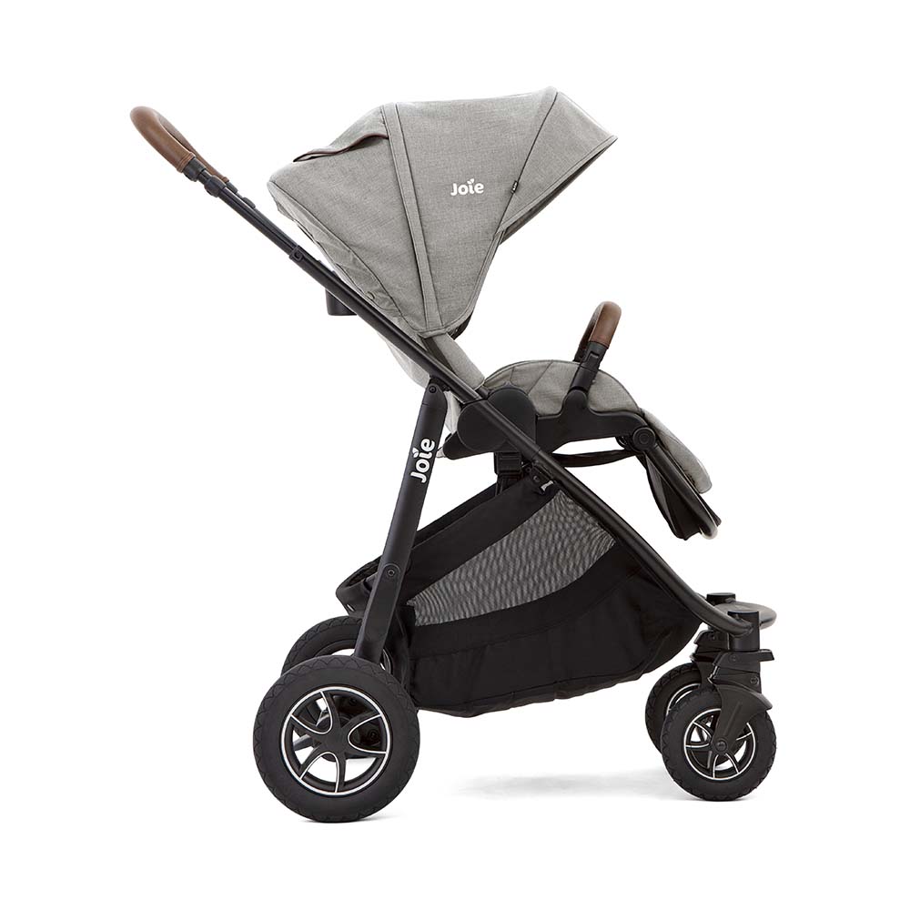 Carrinho Joie Versatrax™ em modo viagem, com um ovo (porta-bebés) Joie acoplado através dos adaptadores incluídos.