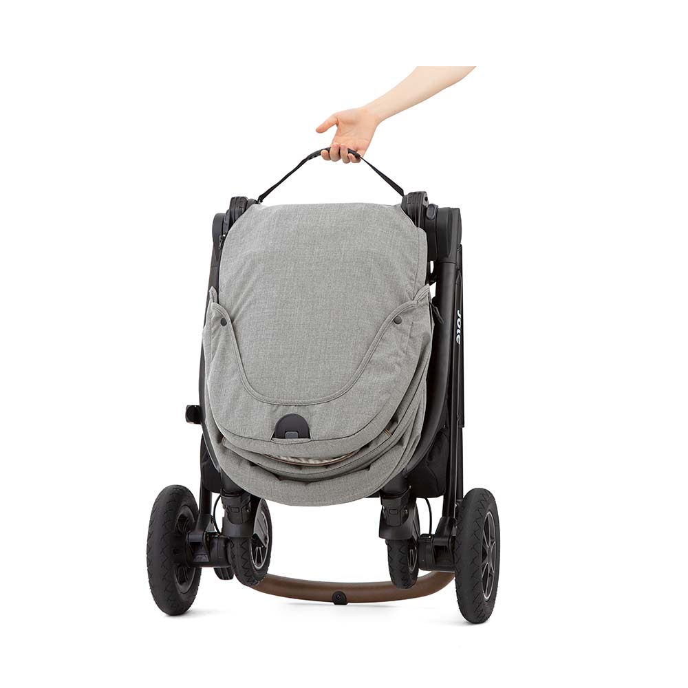 Carrinho Joie Versatrax™ com reclinação total, ideal para recém-nascidos, com repousa-pés ajustado.