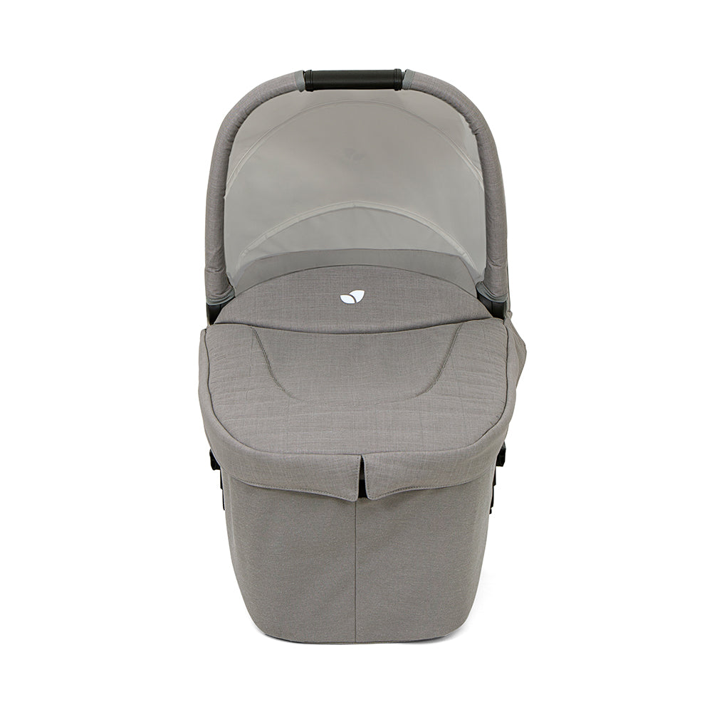 Carrinho Joie Chrome com assento virado para a frente, destacando a capota extensível com proteção UV50+.