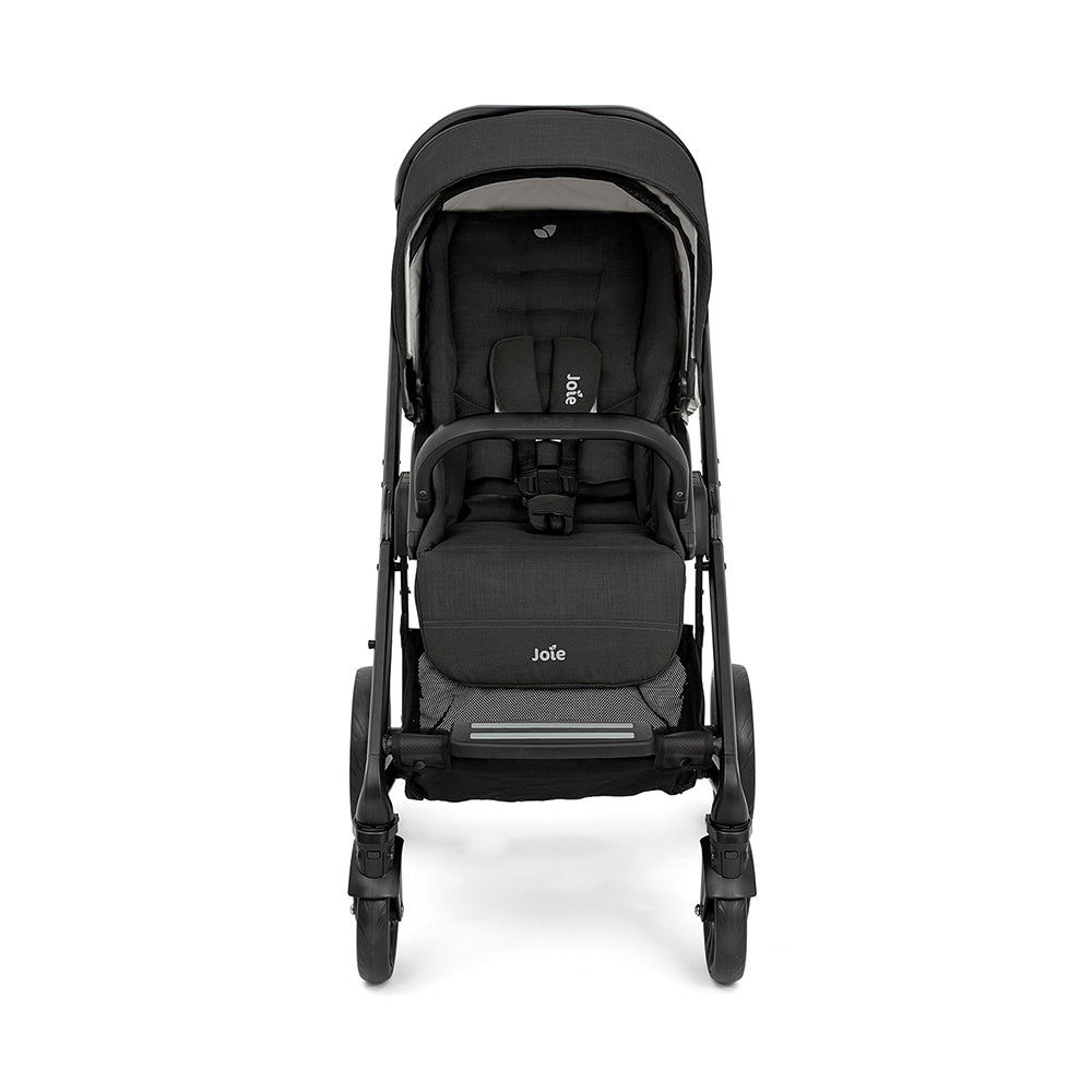Carrinho Joie Chrome com assento virado para a frente, mostrando a capota extensível com proteção solar UV50+.
