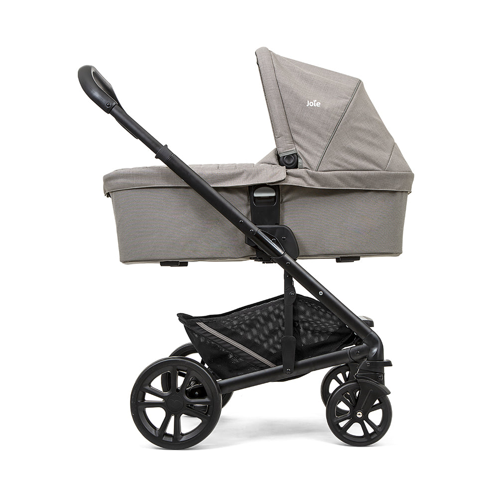 Carrinho de passeio Joie Chrome configurado como TRIO, com alcofa Chrome instalada no chassis, cor cinzento escuro/preto.
