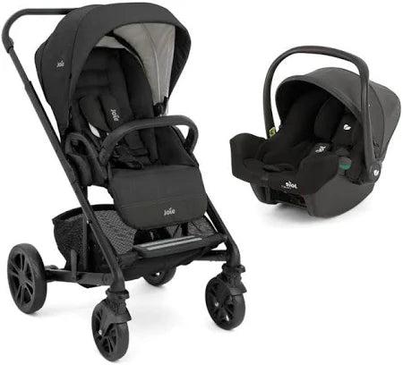 Sistema de viagem Joie DUO Chrome: Carrinho de passeio cinzento com assento virado para os pais e ovo i-Snug preto encaixado.