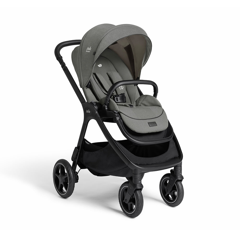 Carrinho de passeio Joie Finiti Signature XL cinzento escuro, com assento virado para a frente, capota grande e cesto inferior preto, sobre fundo branco.